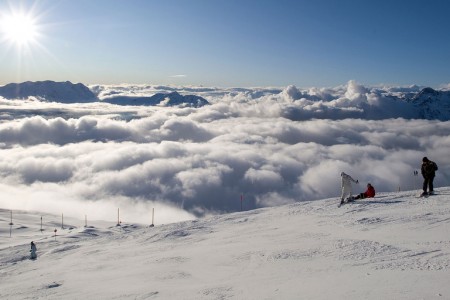 Ve francouzských Alpách se už lyžuje!