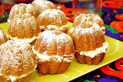 Stuffed Pumpkin Pie Mini Cakes