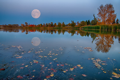 autumn moon lake canada reflection fall water leaves pentax dusk vibrant manitoba fullmoon moonlight kilconapark k20d nelepl