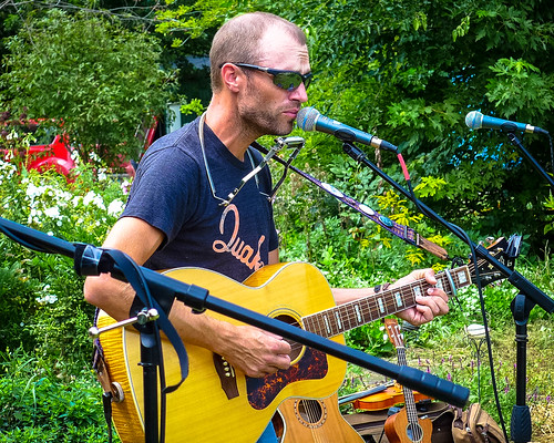andyjuhl guitar acousticguitar music live outdoor color boyerrivergardensandgifts tomatotasting
