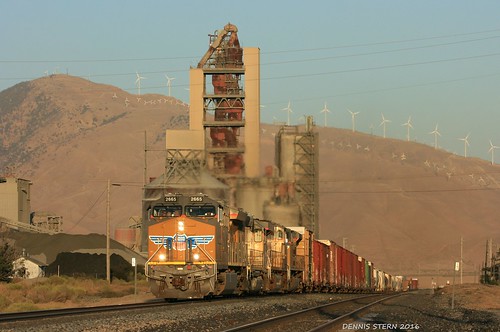 unionpacific ge et44ac locomotive freighttrain train sunset goldenhour lehighsouthwestcement monolith california