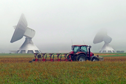 red oktober mist tractor rot field fog landscape traktor nebel feld landschaft antenne plough antenna 2012 raisting pflug telekommunikation radarscreen radarschirm dorenawm renatedodell