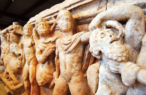 Afrodisias era un importante lugar de talla del mármol, creaban estatuas que luego viajaban miles de kilómetros para adornar incluso en Roma. Tanta era así, que todas las tumbas de Afrodisias tenían un cargado e impresionante envuelto de relieves con personajes mitológicos.