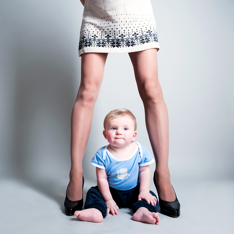 Ноги мамы 18. Мать ножки. Ноги мамы и ребёнка. Папа длинные ноги. Ребенок мамы длинные ноги.