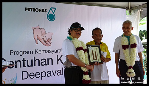 Souvenir Presentation : Sentuhan Kasih Deepavali with Petronas @ Kampung Wellington, Manjung, Perak