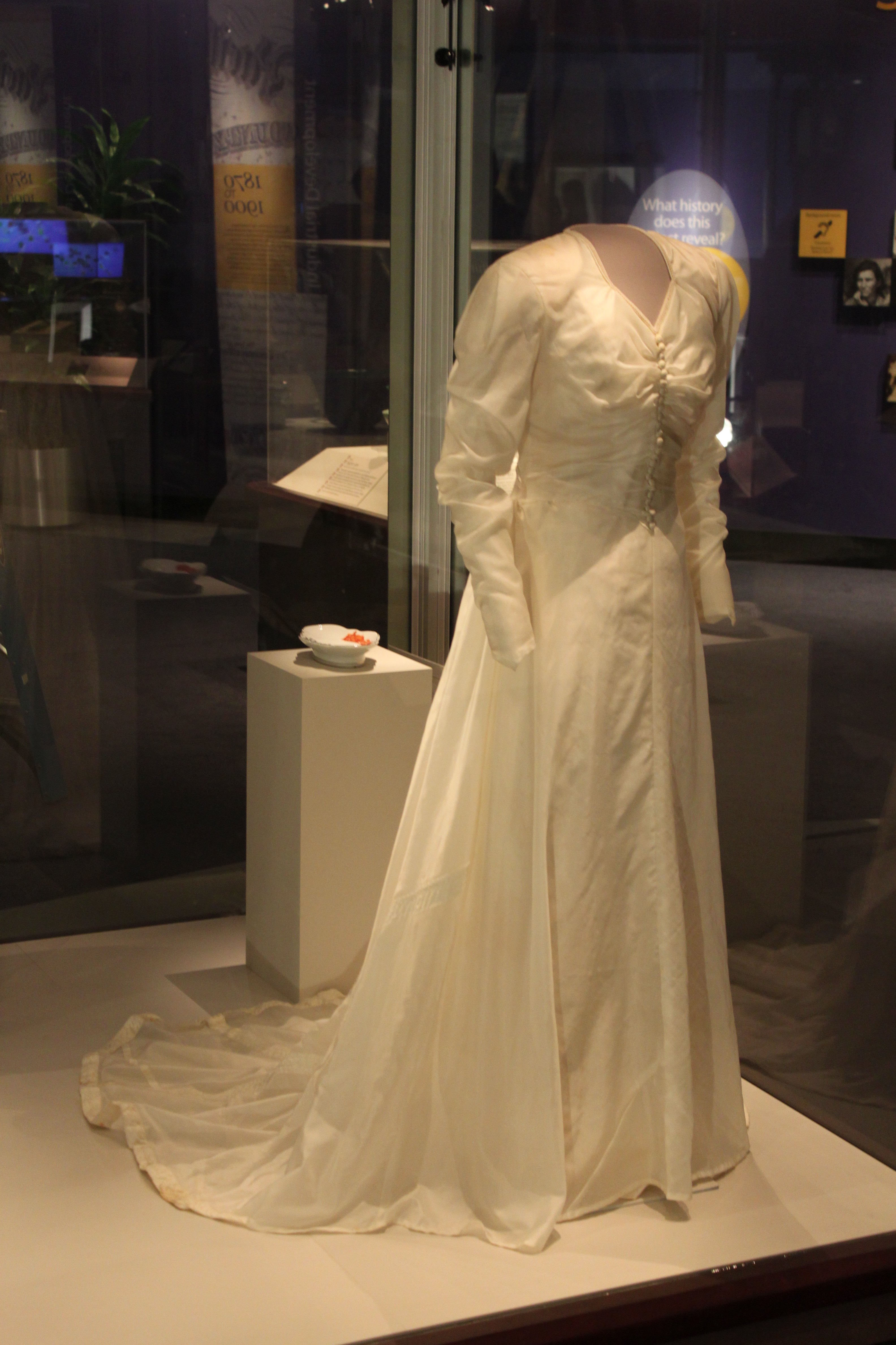 the history of wedding dresses