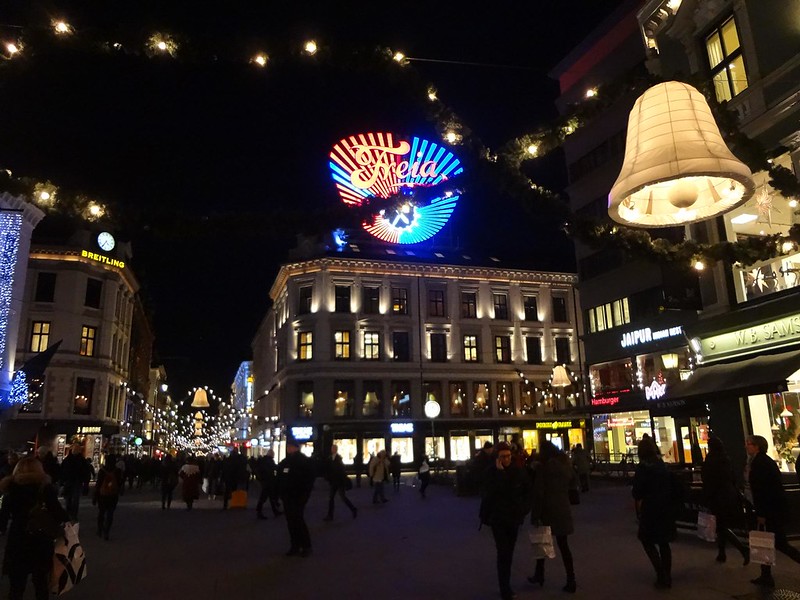 Iluminação de Natal na Rua Karl Johans em Oslo