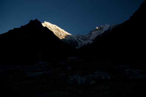 nepal mountain mountains travelling sunrise trekking trek walking asia buddhism tibet backpacking himalaya himalayas daybreak langtang tserkori carlzeissdistagont2821zf2