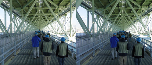 Central maintenance path of Akashi-Kaikyo Bridge, stereo parallel view