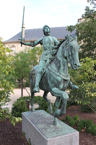 2012.08.04.043 - REIMS - Place du Cardinal Luçon - Statue équestre de Jeanne d'Arc