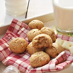 Rice, millet and white chocolate cookies