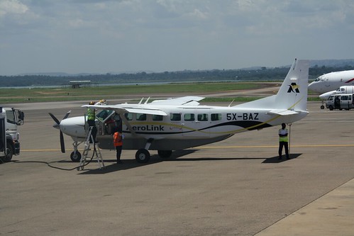 5xbaz aerolink cessna 208 caravan entebbe ebb huen airport airfield civil aircraft aeroplane aviation canon eos 1000d uganda