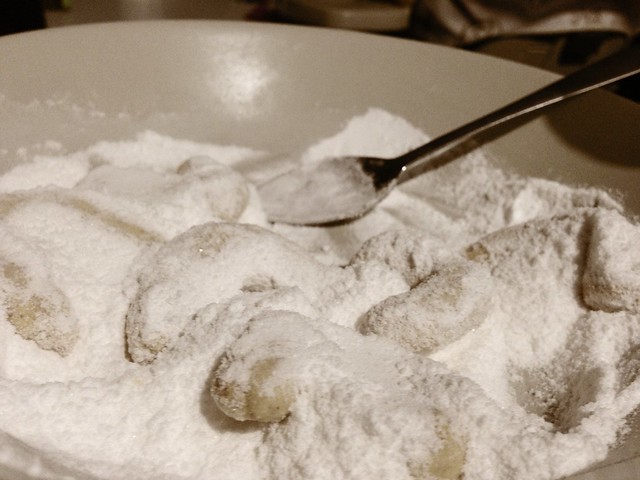 Coating cookies in mixture of powdered & vanilla sugar