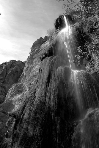 california blackandwhite bw scale waterfall malibu lovers pch highway1 hikers climbers climibing boyfriendandgirlfriend sotherncalifornia malibupark hilkers escondidowaterfall peopelclimbing