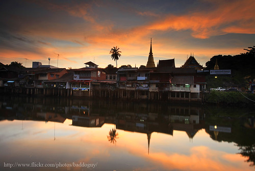 sunset sky reflection river thailand temple golden twilight community glow riverside live culture landmark images thai getty riverbank gettyimages chanthaburi gettyimagesstock