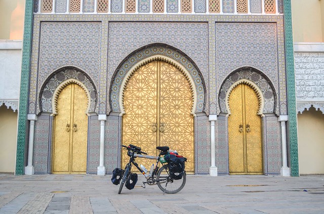 Cycle touring in Fès medina
