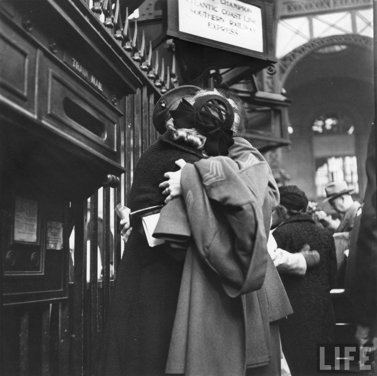 Поцелуй на прощание мы встретимся дома. Прощание влюбленных на Пенсильванском вокзале в 1943. Поцелуй на вокзале. Влюбленные на вокзале.