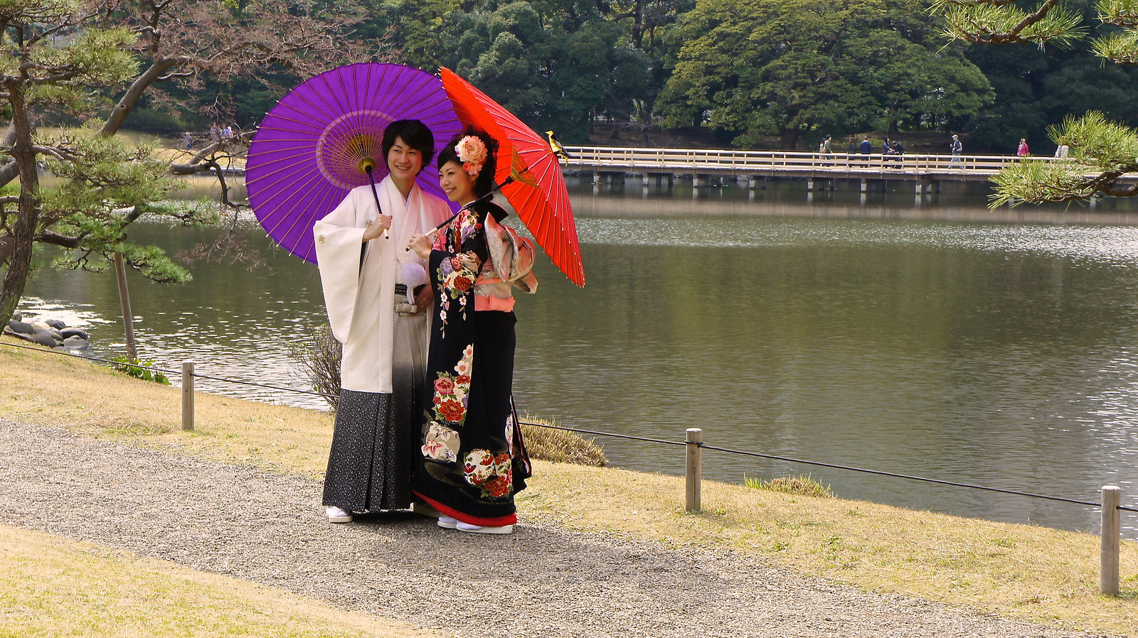 Hamarikyu Garden : Japanese couple in traditional attire