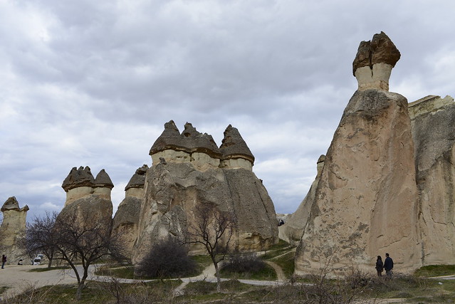 帕夏貝 (Paşabağ) 有所謂仙人煙囪的奇石，頂上的洞穴過去曾有修士居住。