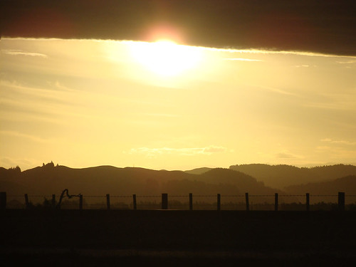 sunset newzealand sky fence golden hills nz napier pointshoot sonycybershot hawkesbay hff westshore explored dsch3 fencedfriday homelandsea