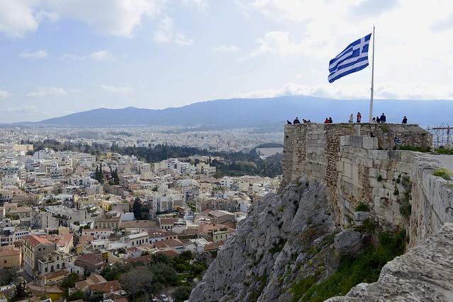 衛城 (Acropolis) 上面北方有一處觀景台，可以環視山腳下的雅典市區。看過幾座衛城，都有類似的地理模式，看來如果古希臘在台北要蓋一座衛城，咱們陽明神農坡可能是個好地方。