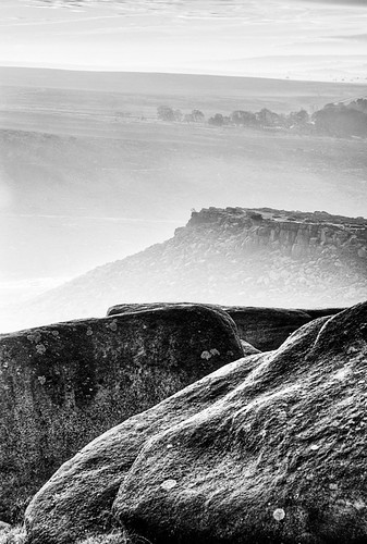 mist sunrise landscape blackwhite derbyshire peakdistrict goldenhour darkpeak gritstone higgertor carlwark ironagehillfort minoltaamount britnatparks gritstonetor