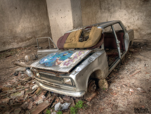 old car graffiti seat 124 coche viejo antiguo scrapped desguazado peñadeláguila