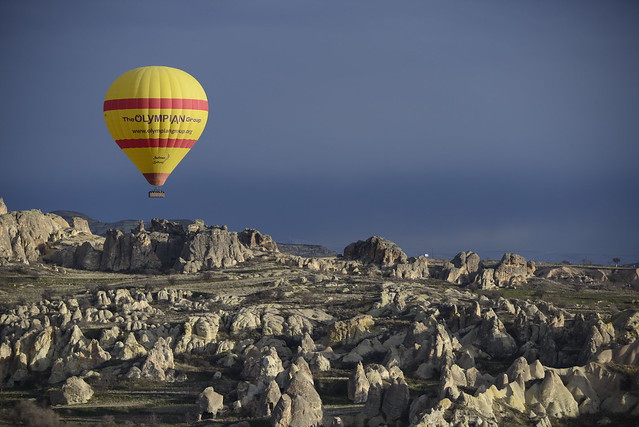 熱氣球飛越卡帕多奇亞 (Cappadocia) 的奇岩怪石地形是最大的賣點，飛行時間約 1 ~ 1.5 小時，收費依各個公司不同，價差可從 100~150 歐元（！）雖然昂貴，但可以看見如此難得的奇景，尤其又是第一次搭乘熱氣球者，還是值得。