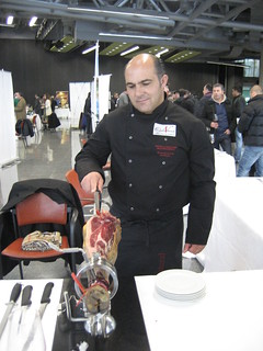 Juan Nogales, experto en ibéricos de bellota, da a conocer sus indudables habilidades como cortador del mejor jamón extremeño.   