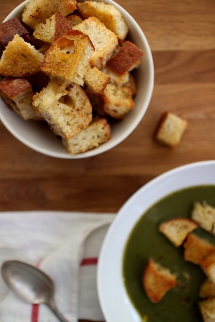 spinach soup with garlic thyme croutons