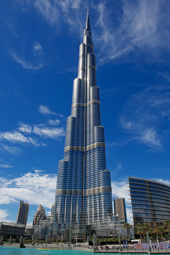 Ел халиф. Небоскрёб Бурдж-Халифа в Дубае. Бурдж Халифа лифт. Лифт в башне Бурдж Халифа. Двухэтажный лифт Бурдж Халифа.