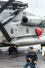 “持槍武裝美國海軍在CH-53直升機附近巡邏 Armed US Navy with guns patrolling on deck near the US Marines Sikorsky CH-53 Sea Stallion Helicopter” / USS Peleliu (LHA-5) in Hong Kong / SML.20130418.6D.01477
