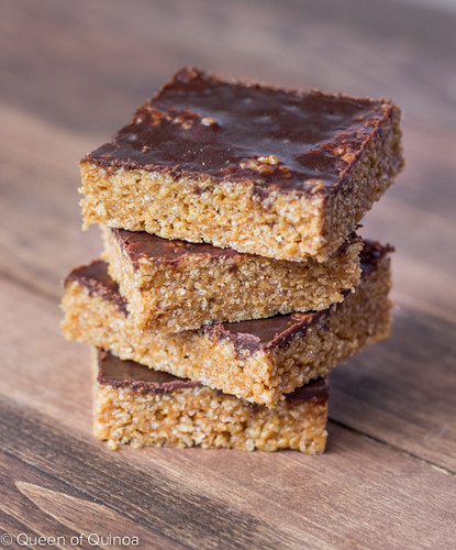 A healthy take on a rice crispy treat, these are packed with peanut butter, chocolate & #quinoa