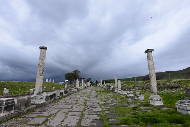 貝爾加馬 (Bergama) 位於伊茲密爾 (Izmir) 北方約 100 公里處，該處有兩大遺址阿克羅波利斯 (Akropolis; 衛城) 及阿斯克雷皮翁 (Asklepion)。圖為阿斯克雷皮翁入口處之列柱道路。