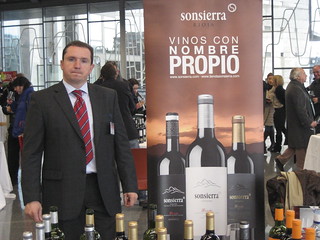 Miguel Ángel Martínez, de Bodegas Sonsierra, muestra sus vinos en el salón.