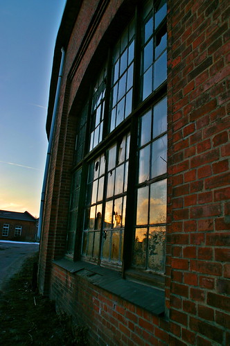 old sunset reflection building brick window mirror sonnenuntergang fenster shed reflektion