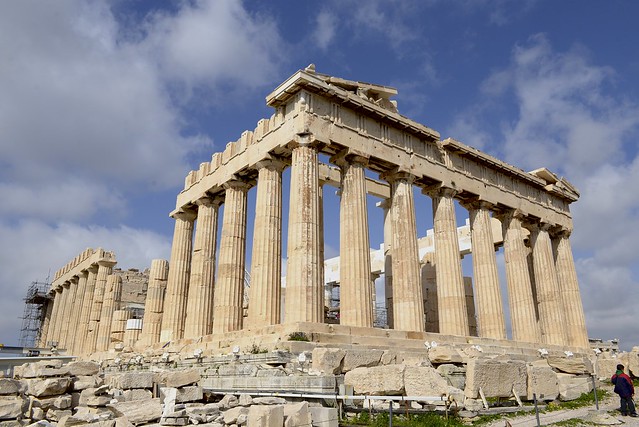 衛城 (Acropolis) 裡目前復原得最好的大概是巴特農神殿 (Parthenon)，其供奉古希臘雅典娜女神，對於研究古希臘的歷史、建築、雕塑、宗教等都具有極其重要的價值，近兩個世紀，希臘持續進行修復與重建的工作，從歷史照片中可感受重建工程的困難與緩慢。