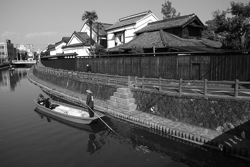 bw man water monochrome architecture fence river town canal scenery oldhouse oldtown punt 運河 栃木市 蔵の街 fujifilmxe1 xf1855mmf284rlmois
