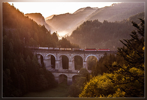 morning mist fog train sunrise austria nevel scenic zug viaduct bahn trein ochtend matin semmering zonsopgang viaduc obb 1144 rinne viadukt breitenstein kalte semmeringbahn niederosterreich