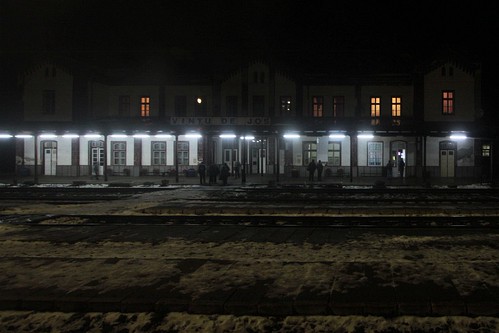 Late night stop at Vințu de Jos station