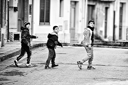 pinomangione perstrada street oppidomamartina bambini fotoamatorigioiesi biancoenero monocromo strada persone marciapiede allaperto