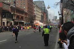 Exploze a mrtví v cíli Bostonského maratonu