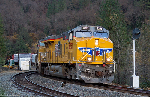 unionpacific unionpacificrailroad trains railroad freighttrain searchlights searchlightsignals railroadsignals upvalleysubdivision shastaroute sacramentoriver lamoinecalifornia