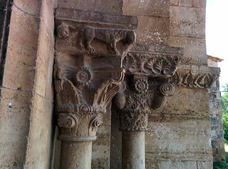 Capitells de la porta d'entrada a Santa Maria de Porqueres