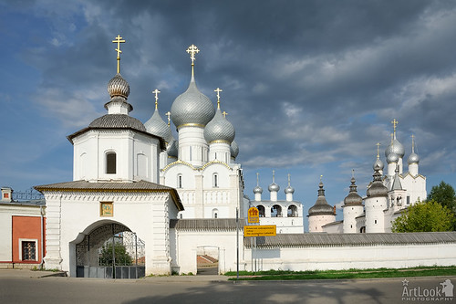 russia rostovvelikiy rostov rostovkremlin orthodoxchurches cathedralsquare silverdomes assumptioncathedral yaroslavl