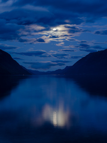 blauweuur bluehour landscape landschap meer nacht night noorwegen norge norway spiegeling lake reflectie reflection silhouette telemark no smcpda40mmf28 smcpentaxda40mmf28limited maan moon