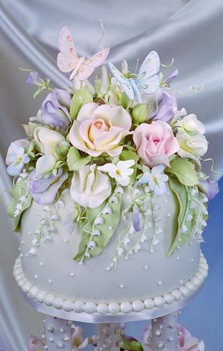 Lovely flowers and butterflies cake from Ren Store