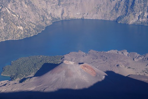 strand sand insel berge seen lombok indonesien krater rinjani jungel vulkane