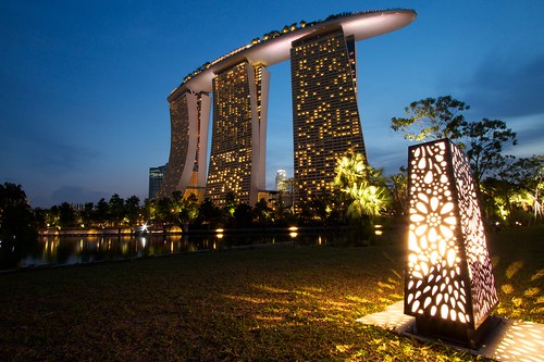 travel lamp skyscraper twilight singapore canonefs1022mmf3545usm marinabaysands canoneos7d