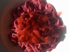 Rød pasta med varm tomatsauce